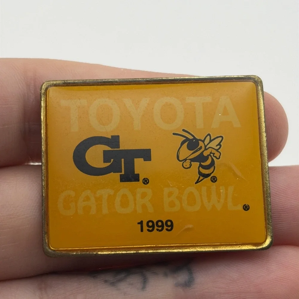 1999 Toyota Gator Bowl Georgia Tech Yellow Jackets Football Lapel Hat Pin